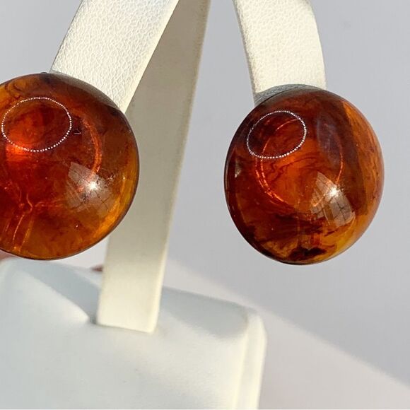 Vintage swirled root beer apple juice Bakelite amber dome clip on button earring - Picture 16 of 16